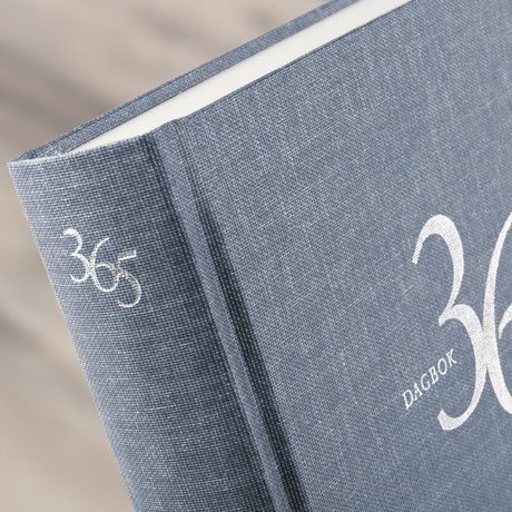 Ljusblå 1-årsdagbok som det är tryckt 365 dagar på. Tidformera