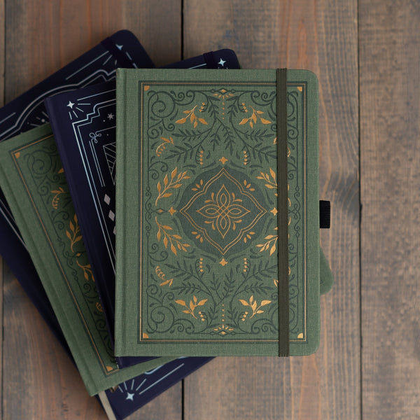 Dotted notebook från Archer & Olive ligger i en trave. Vackra gröna och blå anteckningsböcker i olika storlekar. - Tidformera