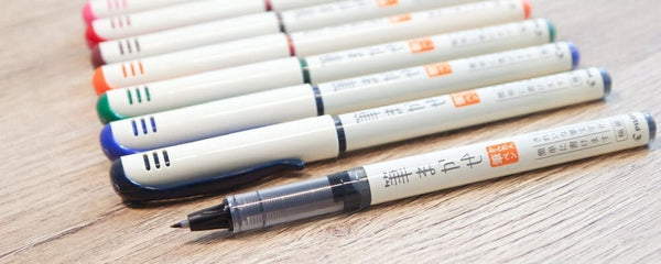 Pennorna Fude-Makase Brush Pen liggeerr uppradade i samtliga färger. Tidformera