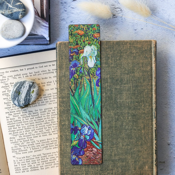 Motiv. Bokmärke med blommotiv som ligger på en grön bok. - Tidformera
