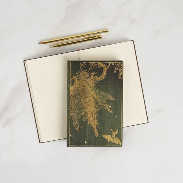Paperblanks Maxi - på bild syns skrivbok i formatet Maxi. Dels en uppslagen och en på med fint motiv. Tidformera