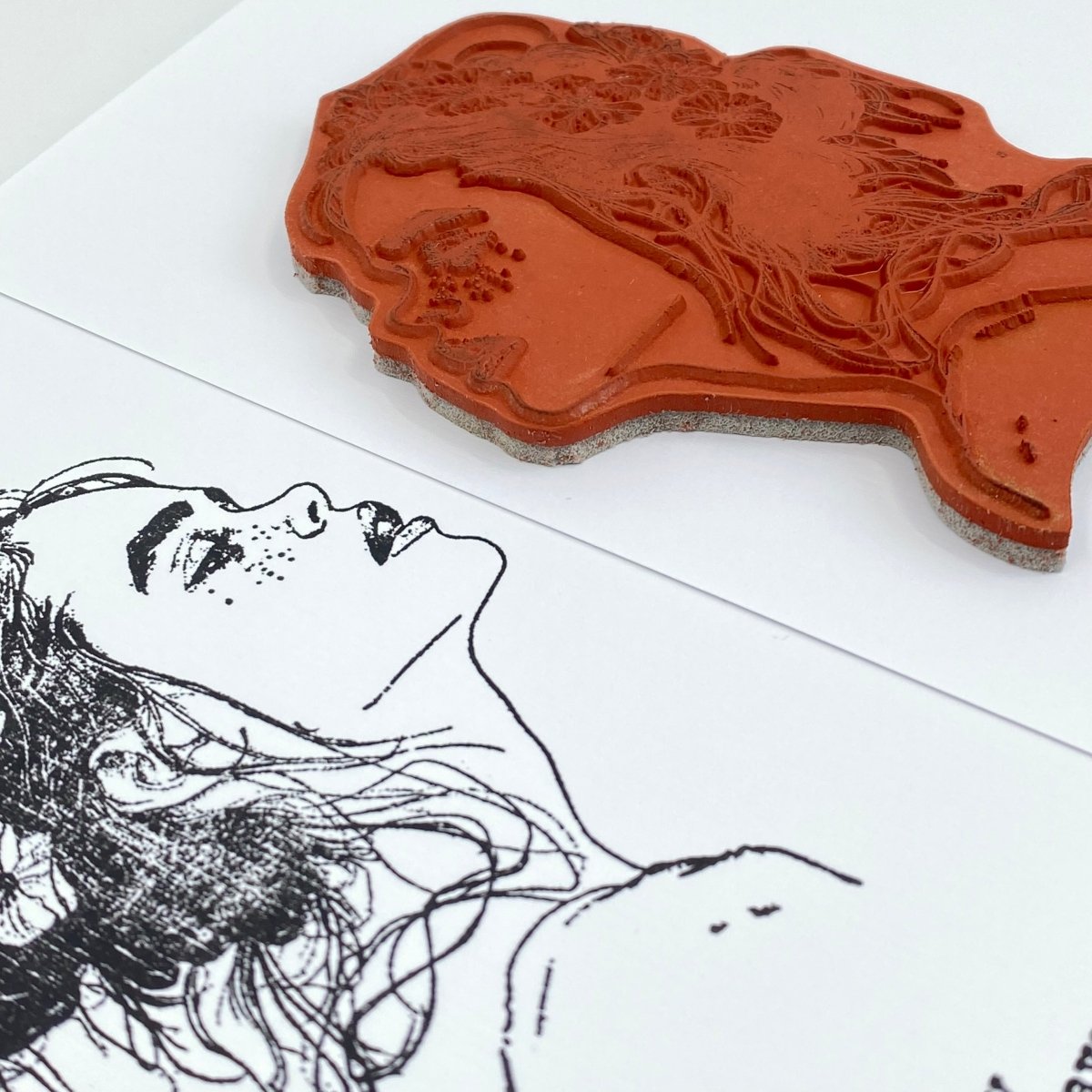 Bild på en vacker flicka som stämplats fram med en rubber stamp. - Tidformera