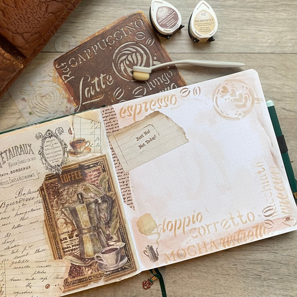 Stenciler och rice paper från serien Coffee and chocolate från Stamperia har använts på uppslag i en Bullet Journal. - Tidformera