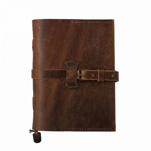 Brun anteckningsbok med läderpärm och spänne utformat som ett bälte för att stänga. Serien Enki från Lamali - Tidformera