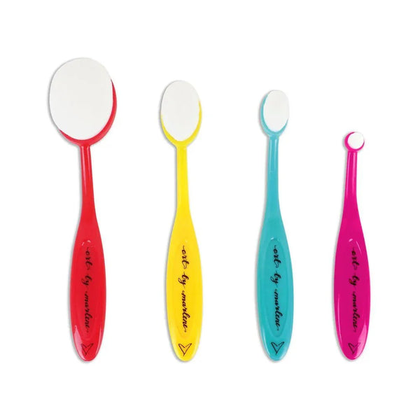 Fyra blending brushes i serien Essentials collection från Studio Light. Borstar har fyra storlekar och med olika färg på skaft. - Tidformera