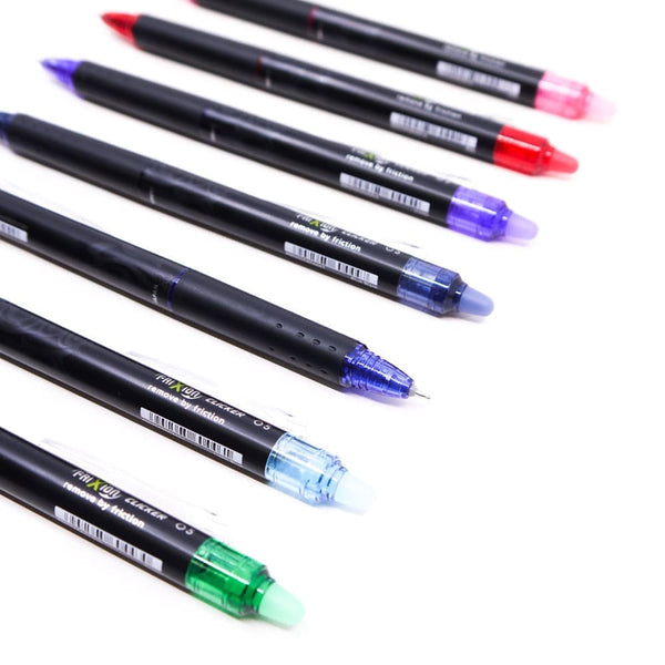 Serier - FriXion Point clicker från Pilot Pen - Sju pennor med olika färger ligger uppradade. En penna har en supertunn spets synlig. - Tidformera