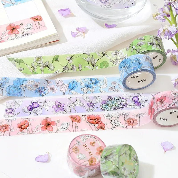 Rullar med washi tape i serier Margin från BGM. Motiv med olika blommor och rullarna har olika färger. Tidformera