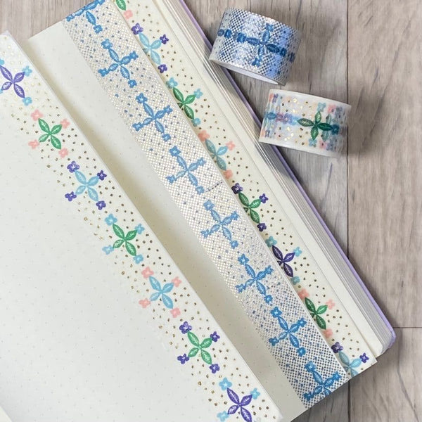 Washi tape i serien Minä Perhonen används i en anteckningsbok. Tidformera