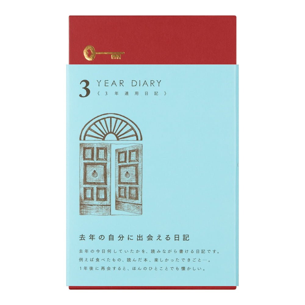 Dagboken 3 year diary Gate Light Blue  i en röd fodral. Från  Midori - Tidformera