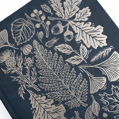 Detaljbild på motiv på pärmen av Forest Impressions dotted notebook från Archer & Olive. Tidformera