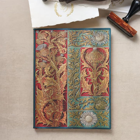 Olinjerade skrivböcker hos Tidformera. Anteckningsbok från Paperblanks med tistlar på pärmen.
