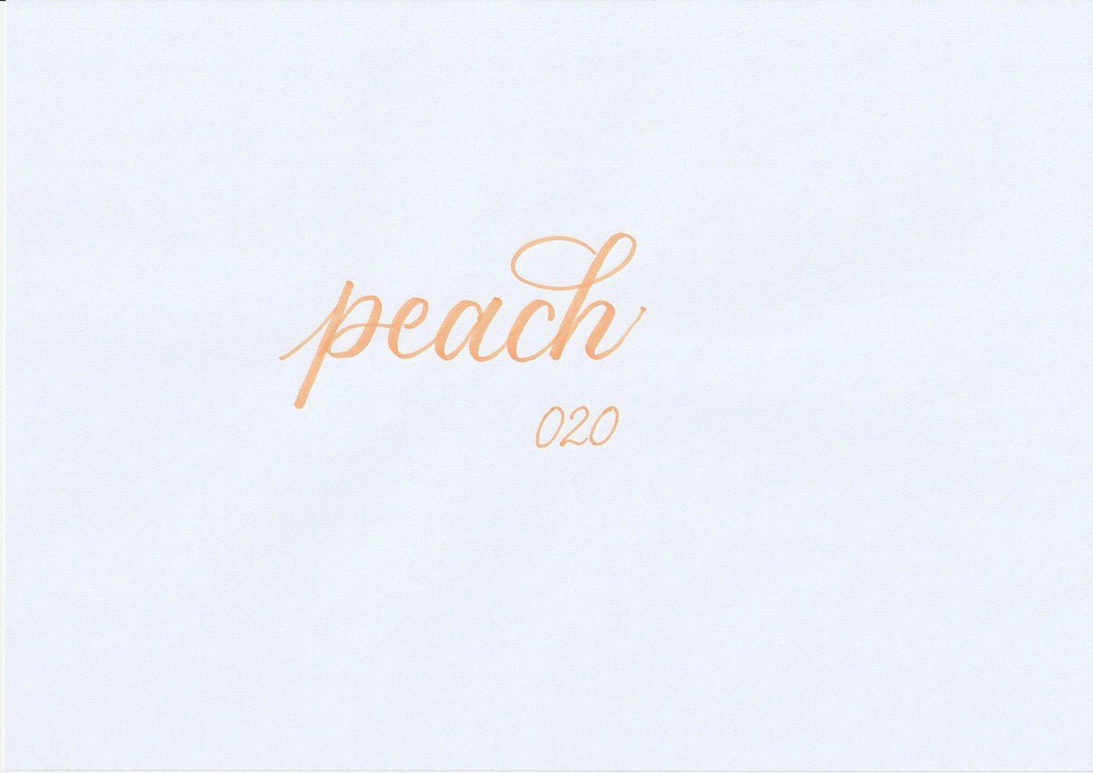 Handskriven text med ordet "peach" i persikofärg, skriven med ABT Dual Brush Pen i nyansen 020 Peach.