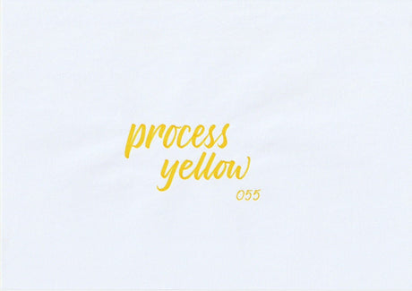 Handskriven text med orden "process yellow" i gul färg, skriven med ABT Dual Brush Pen i nyansen 055 Process Yellow.