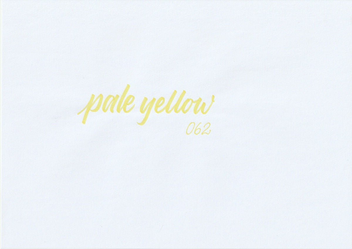 Handskriven text med ordet "pale yellow" i blek gul färg, skriven med ABT Dual Brush Pen i nyansen 062 Pale Yellow.