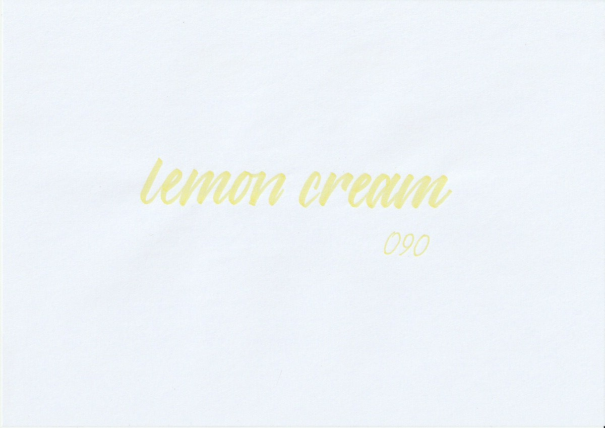 Handskriven text med orden "lemon cream" i gul färg, skriven med ABT Dual Brush Pen i nyansen 090 Lemon Cream.