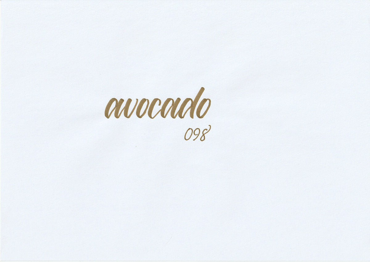 Handskriven text med ordet "Avocado" i grönbrun färg, skriven med ABT Dual Brush Pen i nyansen 098 Avocado.
