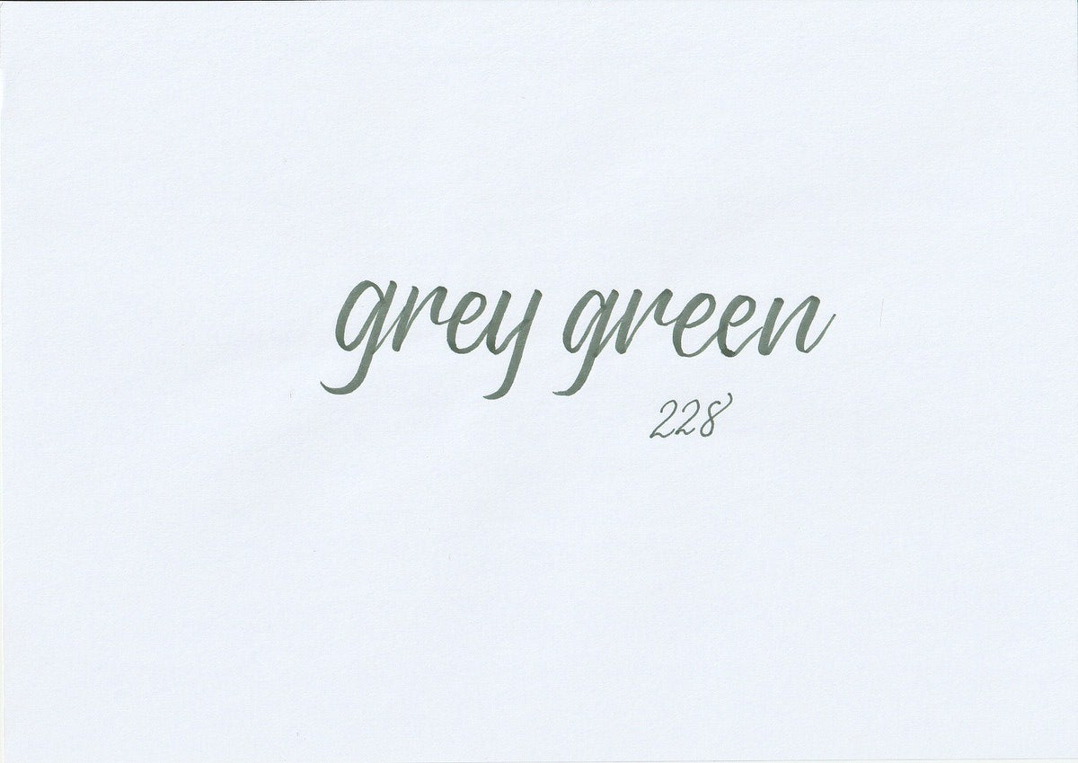 Handskriven text med orden "grey green" i grågrön färg, skriven med ABT Dual Brush Pen i nyansen 228 Grey Green.