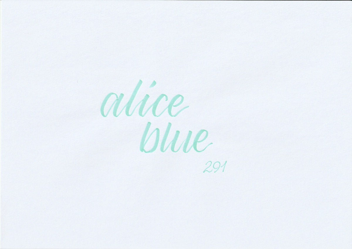 Handskriven text med ordet "alice blue" i ljusblå färg, skriven med ABT Dual Brush Pen i nyansen 281 Alice Blue.