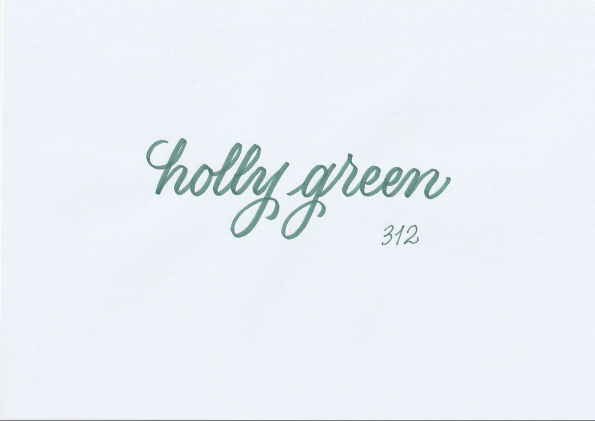 Handskriven text med orden "holly green" i grön färg, skriven med ABT Dual Brush Pen i nyansen 312 Holly Green.