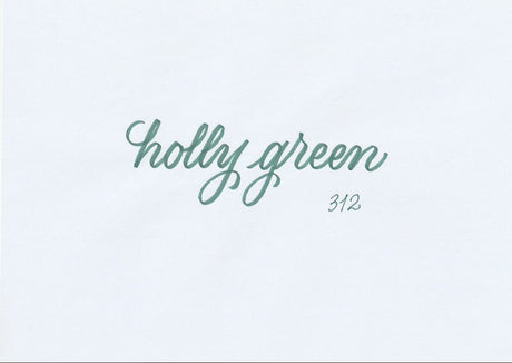 Handskriven text med orden "holly green" i grön färg, skriven med ABT Dual Brush Pen i nyansen 312 Holly Green.