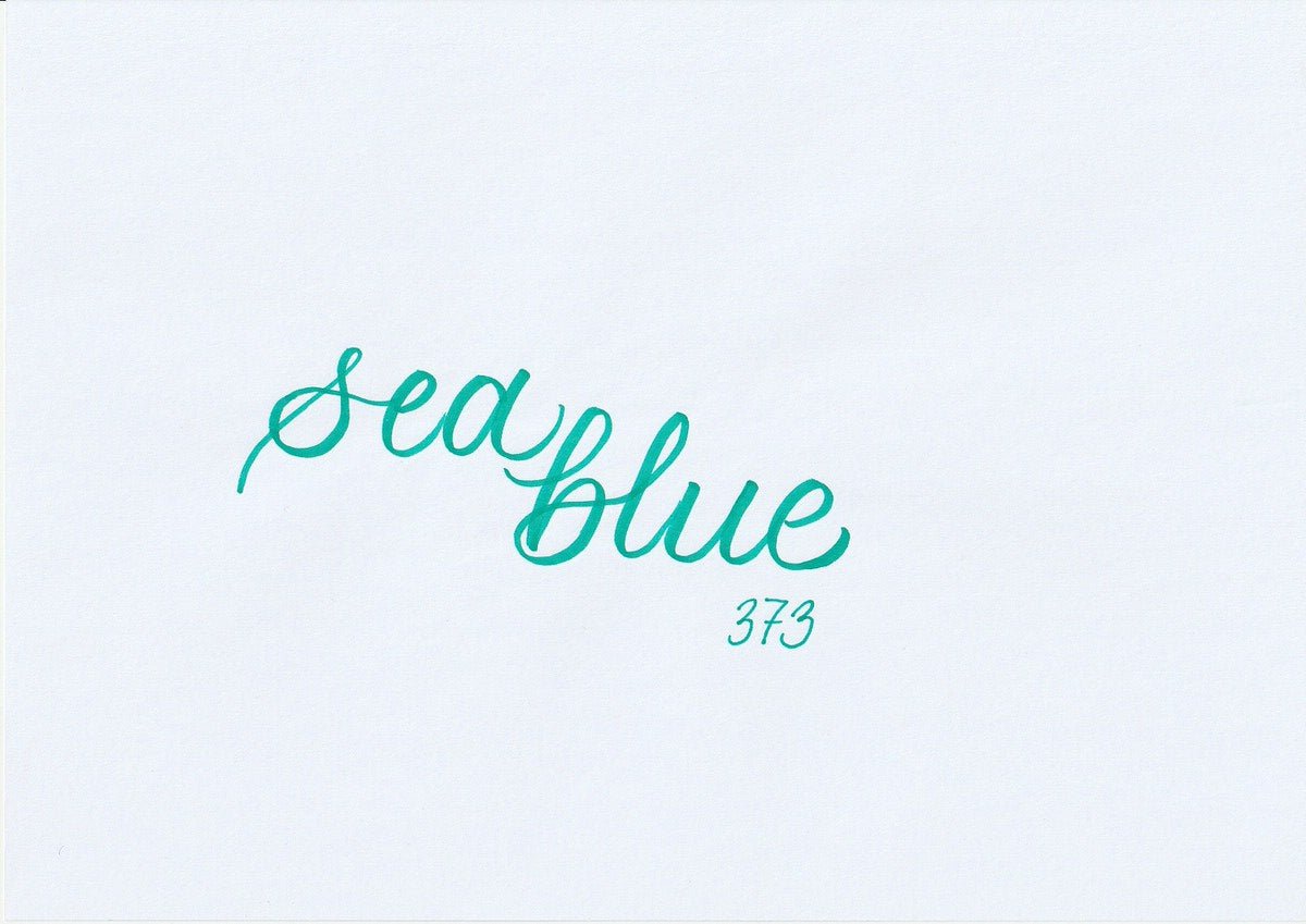 Handskriven text med orden "sea blue" i havsblå färg, skriven med ABT Dual Brush Pen i nyansen 373 Sea Blue