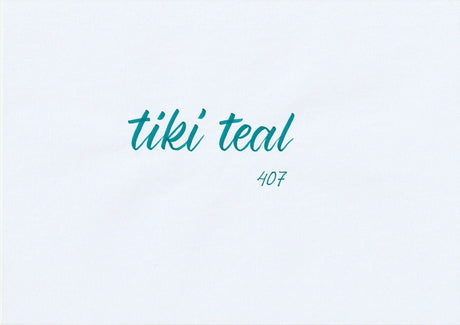 Handskriven text med orden "tiki teal" i grönblå färg, skriven med ABT Dual Brush Pen i nyansen 407 Tiki Teal.