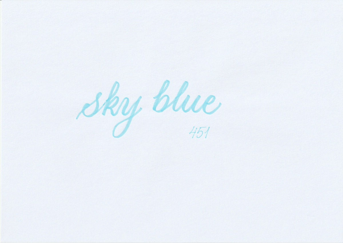 Handskriven text med orden "sky blue" i himmelsblå färg, skriven med ABT Dual Brush Pen i nyansen 451 Sky Blue.
