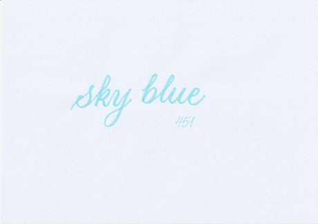 Handskriven text med orden "sky blue" i himmelsblå färg, skriven med ABT Dual Brush Pen i nyansen 451 Sky Blue.