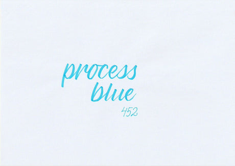 Handskriven text med orden "process blue" i blå färg, skriven med ABT Dual Brush Pen i nyansen 452 Process Blue.
