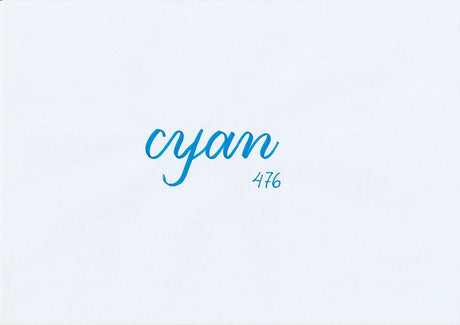 Handskriven text med ordet "cyan" i blå färg, skriven med ABT Dual Brush Pen i nyansen 476 Cyan.