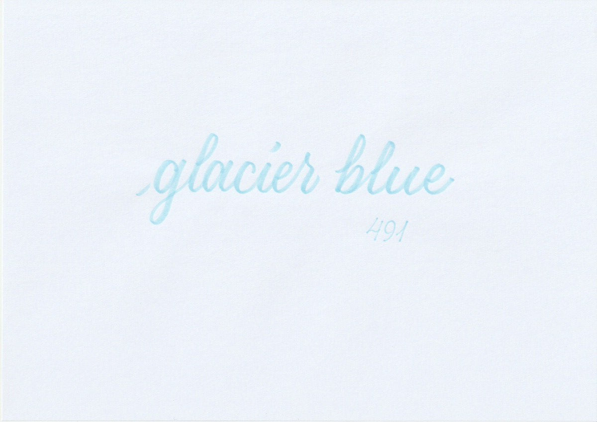 Handskriven text med orden "glacier blue" i isblå färg, skriven med ABT Dual Brush Pen i nyansen 491 Glacier Blue.