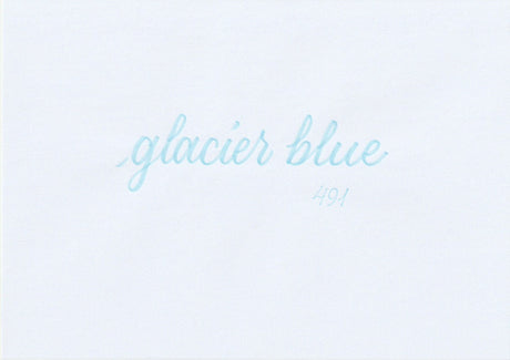 Handskriven text med orden "glacier blue" i isblå färg, skriven med ABT Dual Brush Pen i nyansen 491 Glacier Blue.