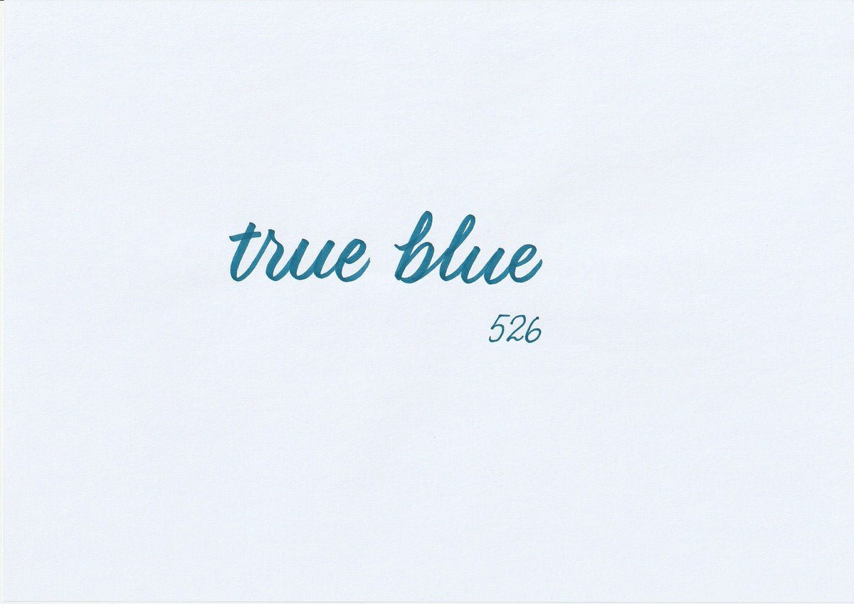 Handskriven text med orden "true blue" i blå färg, skriven med ABT Dual Brush Pen i nyansen 526 True Blue.