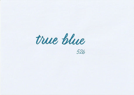 Handskriven text med orden "true blue" i blå färg, skriven med ABT Dual Brush Pen i nyansen 526 True Blue.
