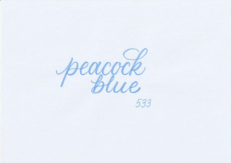 Handskriven text med ordet "peacock blue" i blå färg, skriven med ABT Dual Brush Pen i nyansen 533 Peacock Blue.