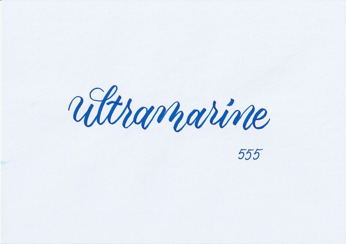 Handskriven text med ordet "ultramarine" i blå färg, skriven med ABT Dual Brush Pen i nyansen 555 Ultramarine.
