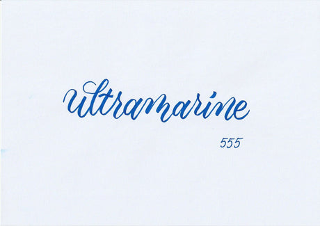 Handskriven text med ordet "ultramarine" i blå färg, skriven med ABT Dual Brush Pen i nyansen 555 Ultramarine.