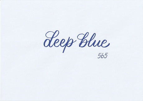 Handskriven text med orden "deep blue" i blå färg, skriven med ABT Dual Brush Pen i nyansen 565 Deep Blue.