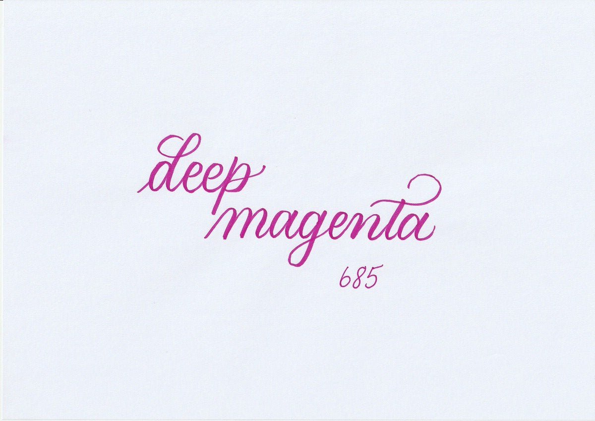 Handskriven text med orden "deep magenta" i magentafärg, skriven med ABT Dual Brush Pen i nyansen 685 Deep Magenta.