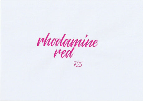 Handskriven text med orden "rhodamine red" i rhodaminröd färg, skriven med ABT Dual Brush Pen i nyansen 725 Rhodamine Red.