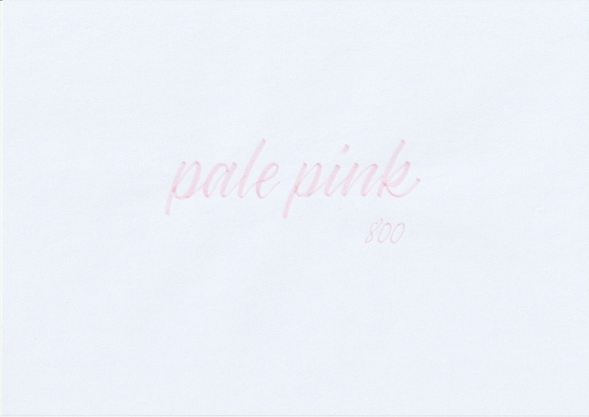Handskriven text med orden "pale pink" i blek rosa färg, skriven med ABT Dual Brush Pen i nyansen 800 Pale Pink.