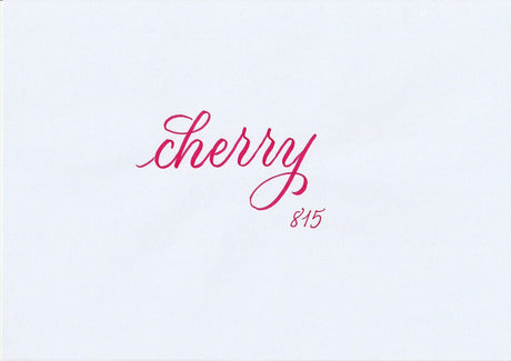 Handskriven text med ordet "cherry" i körsbärsröd färg, skriven med ABT Dual Brush Pen i nyansen 815 Cherry.