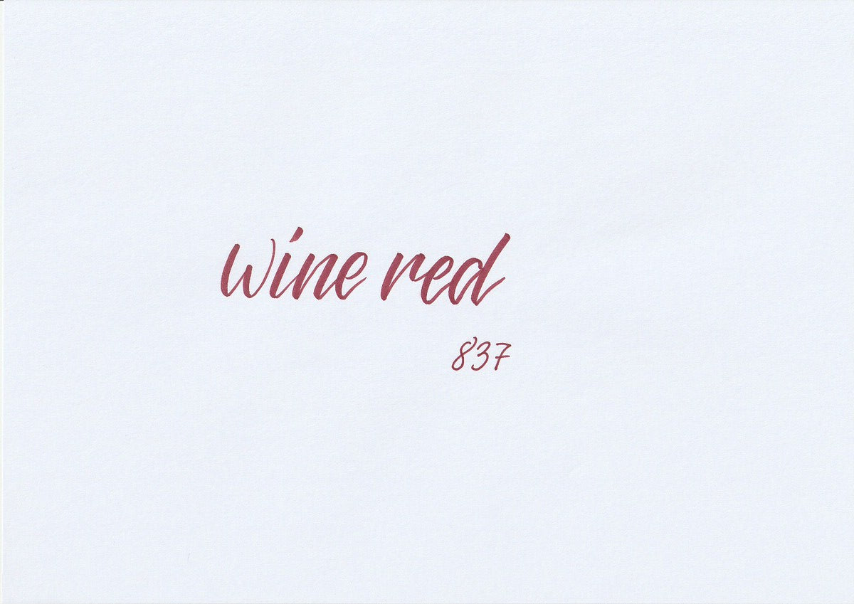 Handskriven text med orden "wine red" i vinröd färg, skriven med ABT Dual Brush Pen i nyansen 837 Wine Red.
