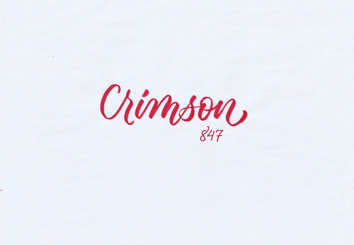 Handskriven text med ordet "crimson" i karmosinröd färg, skriven med ABT Dual Brush Pen i nyansen 847 Crimson.