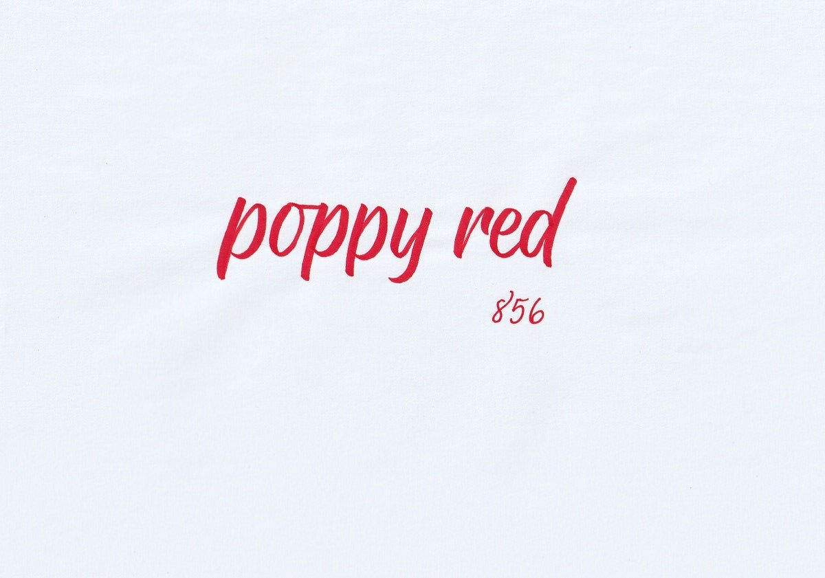 Handskriven text med orden "poppy red" i intensiv rödfärg, skriven med ABT Dual Brush Pen i nyansen 856 Poppy Red.