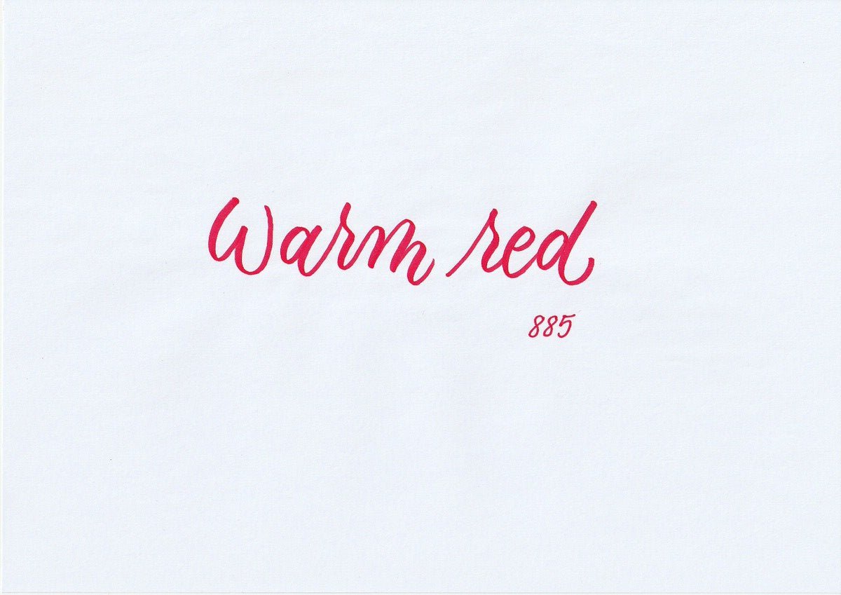 Handskriven text med orden "warm red" i varm röd färg, skriven med ABT Dual Brush Pen i nyansen 885 Warm Red.