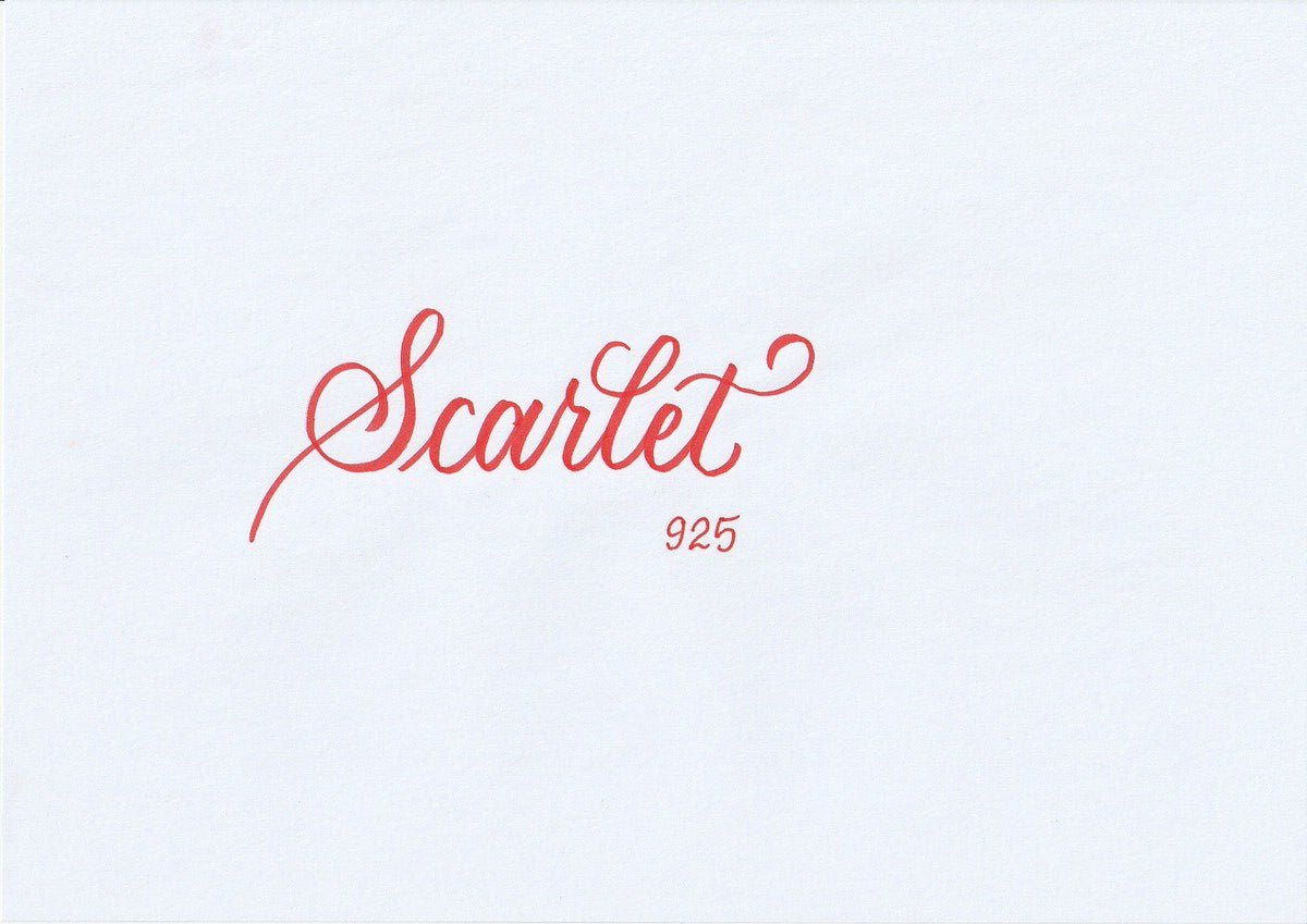 Handskriven text med ordet "Scarlet" i scharlakansröd färg, skriven med ABT Dual Brush Pen i nyansen 925 Scarlet.