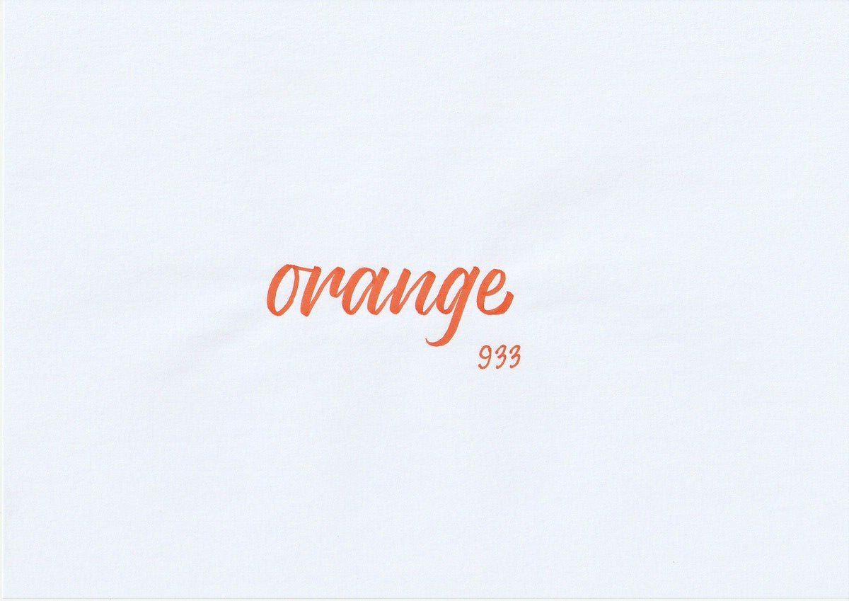 Handskriven text med ordet "orange" i orange färg, skriven med ABT Dual Brush Pen i nyansen 933 Orange.