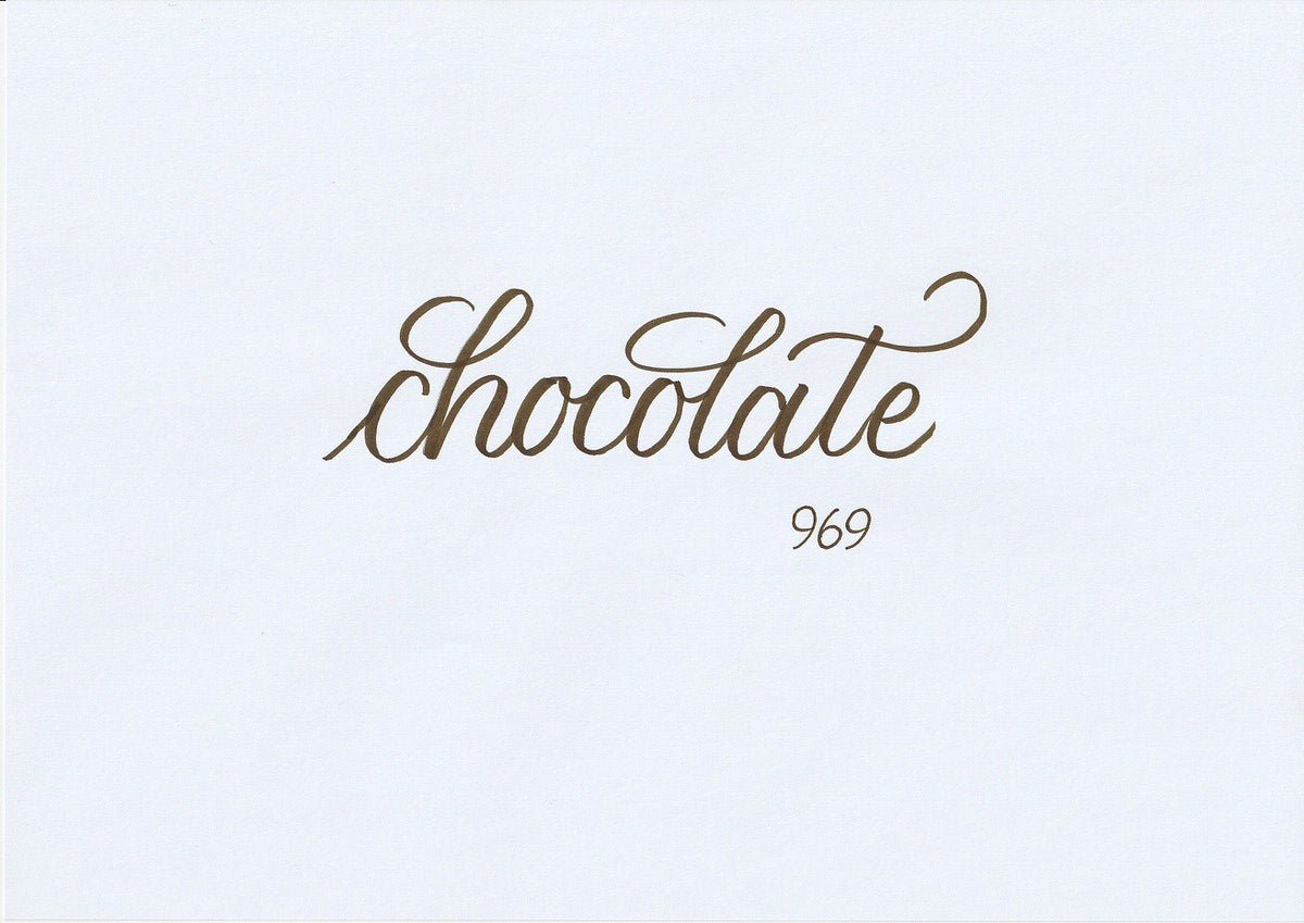 Handskriven text med ordet "chocolate" i chokladbrun färg, skriven med ABT Dual Brush Pen i nyansen 969 Chocolate.
