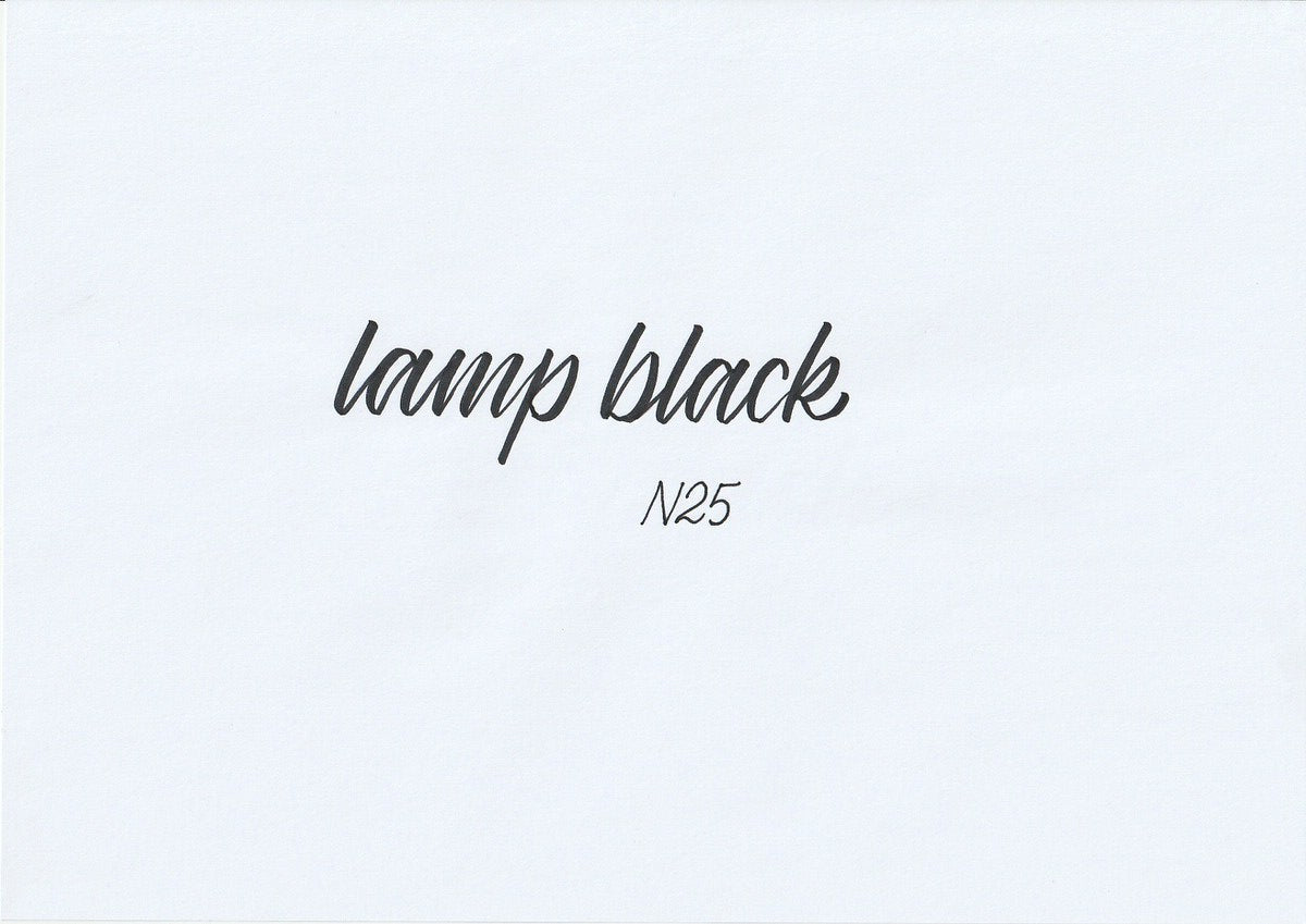 Handskriven text med ordet "lamp black" i gråsvart färg, skriven med ABT Dual Brush Pen i nyansen N25 Lamp Black.